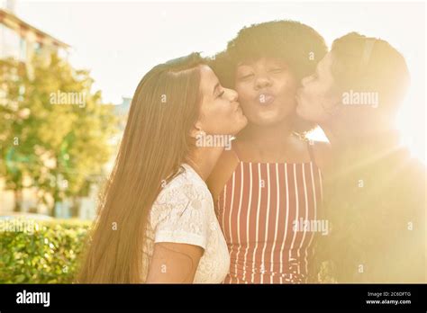 Embrasse Les Filles Banque De Photographies Et Dimages à Haute