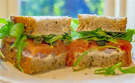 Smoked Salmon and Cream Cheese Sandwich (Recipe)