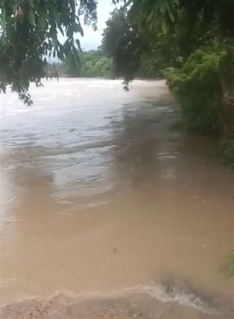 FORTES CHUVAS NA REGIÃO DEIXA PONTE DE MARIA JAPE COBERTA DE ÁGUA E