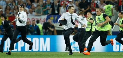 Finale Mondial 4 Pussy Riot emprisonnés après leur intrusion sur le terrain