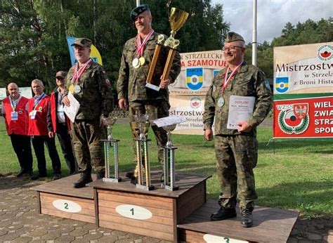 Stare Karabiny I Pistolety Mundury I Cztery Konkurencje W Poznaniu