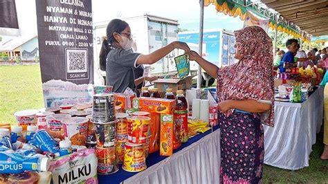 Warga Kota Mataram Serbu Pasar Sembako Murah Berburu Minyak Goreng Dan