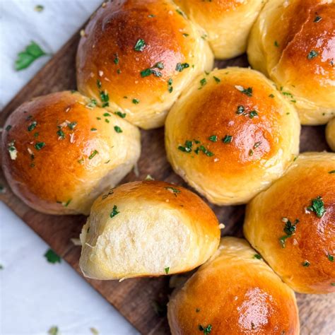 Easy Garlic Butter Dinner Rolls