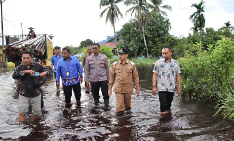 Pj Bupati Mempawah Ismail Tinjau Banjir Dan Salurkan Bantuan Di Desa