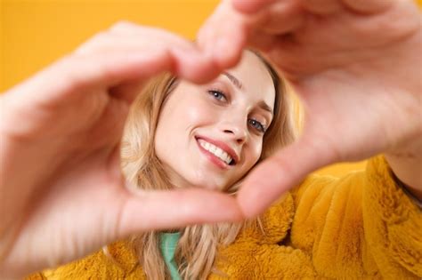 Menina Loira Muito Jovem Casaco De Pele Amarelo Posando Isolado No