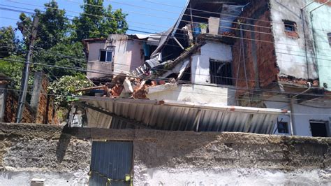 Casa Desaba Moradores Dentro No Bairro Vista Alegre Em Barra Mansa