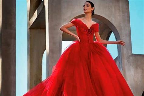 Descubre el significado detrás de soñar con vestir un vestido rojo