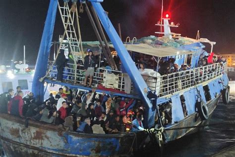 Migranti Maxi Sbarco A Lampedusa