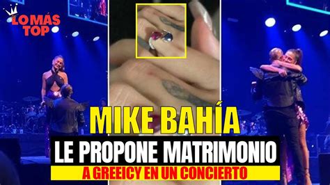 Mike Bahía le propone matrimonio a Greeicy Rendón en concierto lo más