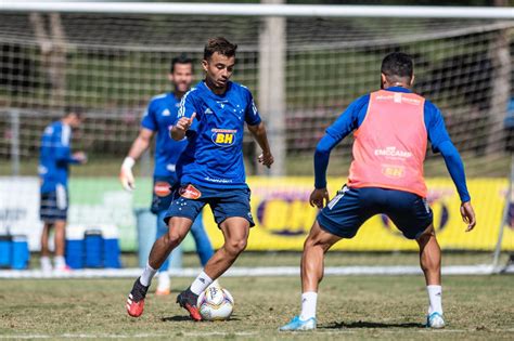 Elenco Do Cruzeiro Treina Com A Presença De Novos Atacantes Gazeta