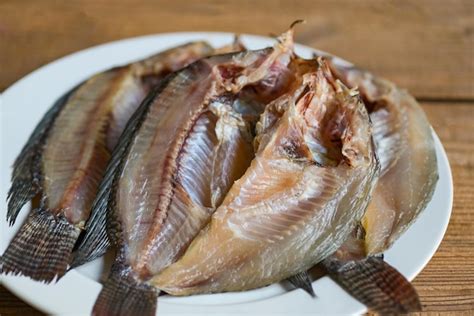 Peixe Seco Em Prato Branco Peixe Til Pia Para Cozinhar Alimentos Em