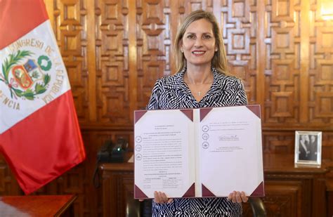 Presidenta del Congreso firmó autógrafa de la ley que exonera pago de