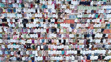 Muslims Around The World Begin Celebrating Eid Al Fitr As Ramadan Comes