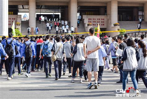 【图片直击】2018全国高考拉开大幕 河北39 2万考生赴考 国际在线