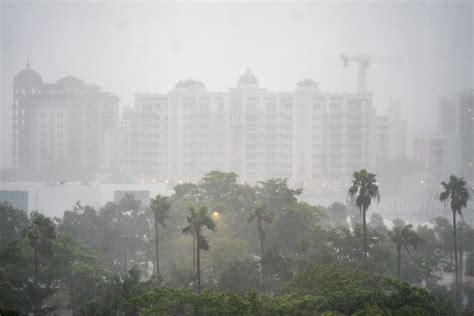 Aproxima O Do Furac O Milton T M Tornados E Amea A De Inunda Es Na