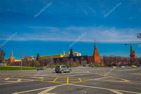 MOSCÚ RUSIA 24 DE ABRIL DE 2018 Vista al aire libre de la calle