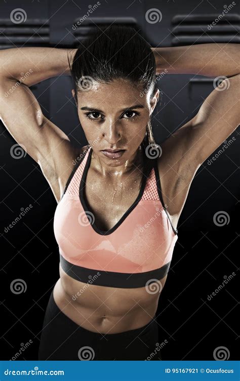 La Giovane Donna Latina Sexy Attraente Di Sport Che Posano In Feroce E