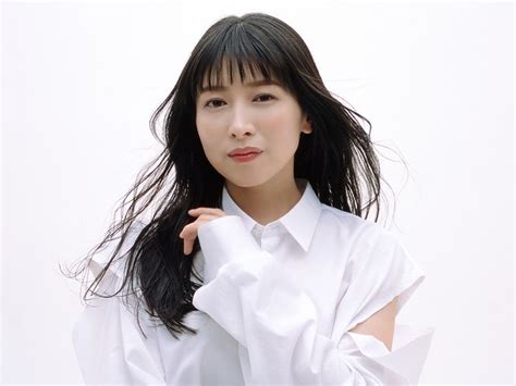 ｢涼宮ハルヒの憂鬱｣長門有希役の人気声優・茅原実里〝奇跡の40代〟大胆に魅せた！｢いくつになっても挑戦｣｜よろず〜ニュース