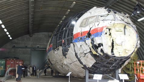 Traces of no other weapon than Russian Buk missile system found in MH17 ...