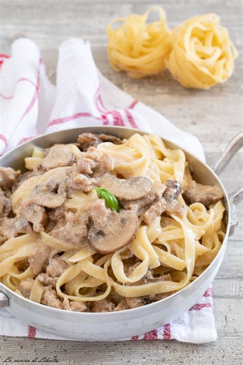 Tagliatelle Con Salsiccia E Funghi Tagliatelle Senza Uova Tagliatelle