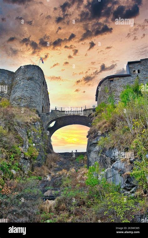 Ciel nocturne spectaculaire au dessus du pont jusqu au château médiéval