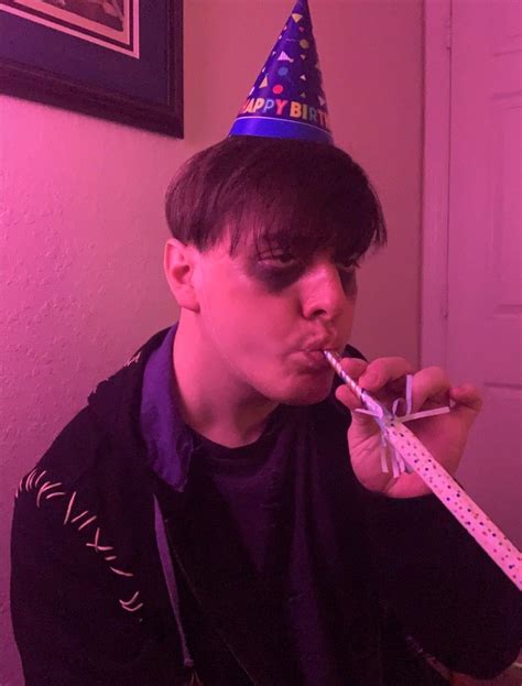 Virgil In A Birthday Hat Thomas Sanders Sanders Thomas Sanders Vines