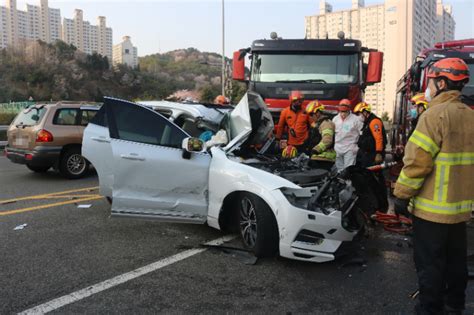 부산 대연고가교 덤프트럭·승용차 충돌사고3명 사상 노컷뉴스