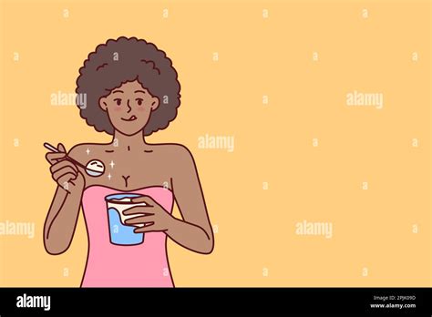 Femme afro américaine qui mange de la glace en dégustant un dessert