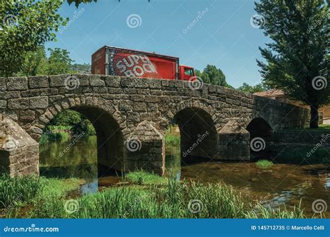 Le Camion De Bi Re Passant Au Dessus Du Vieux Pont Sur Divisent La Rivi