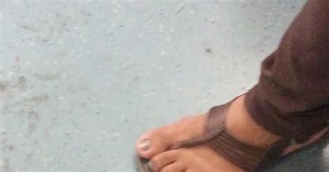 BEAUTIFUL AND CUTE FEET Morena en el metro dedos gordos uñas cortas