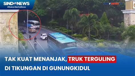 Tak Kuat Menanjak Truk Bermuatan Tempurung Kelapa Terguling Di