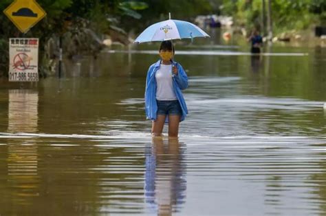 Six Dead Nearly 50 000 Evacuated In Malaysia Floods Mizzima Myanmar