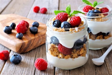 Recipe: Easy Breakfast Yogurt Sundae - TLSSlim