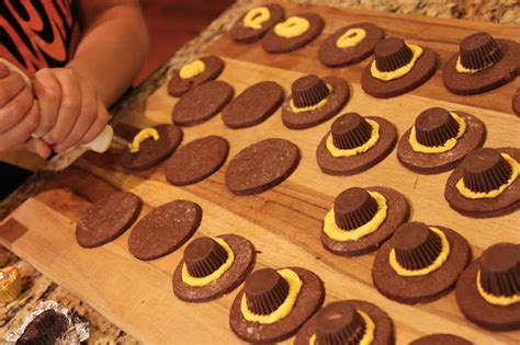 Crafty Texas Girls: Thanksgiving Pilgrim Hat Cookies