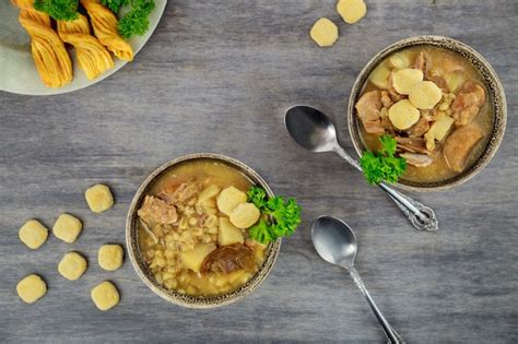 Sopa De Cebada Perlada Con Champi Ones Y Patata Comida Sana Foto