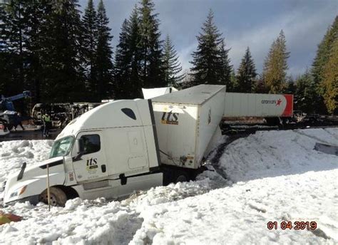 Fatal Collision Dangerous Road Conditions Cause Closure Of Snoqualmie Pass