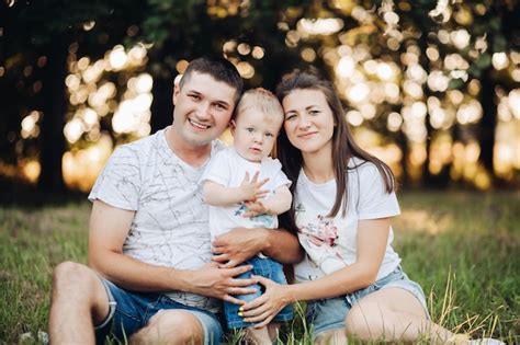 Photo De Joyeuse Maman Caucasienne Papa Et Leur Enfant S Amusent