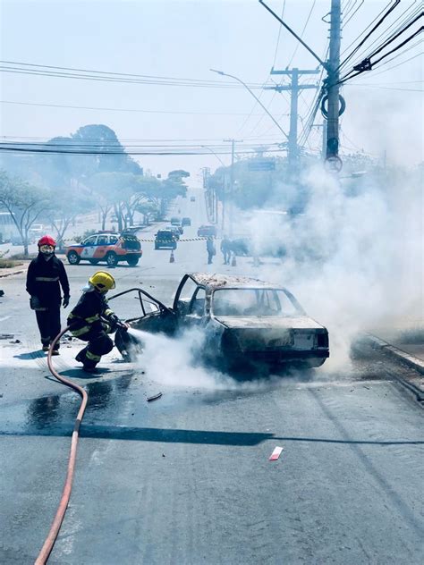 Carro Pega Fogo Ap S Acidente Em Contagem E Quatro Pessoas Ficam