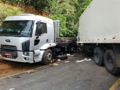 G1 Acidente Com Dois Caminhões E Um Carro Deixa Trânsito Lento Na Br