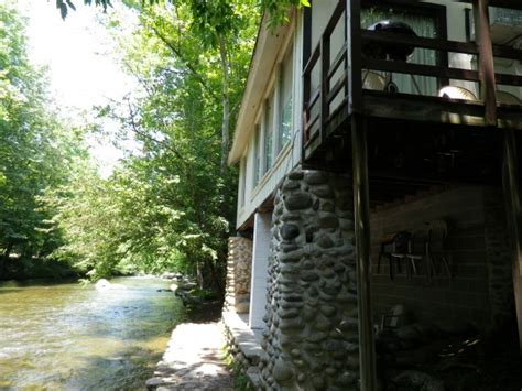 Waterfront Gatlinburg Cabins | Diamond Mountain Rentals