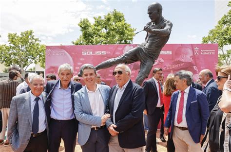 Cabañero ve en la escultura de Iniesta no sólo el homenaje a un