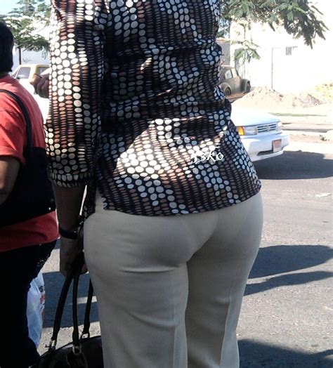 Señora en pantalon apretado marcando calzon Mujeres bellas en la calle