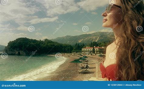 Mujer Joven Hermosa En Bikini Rojo Que Toma El Sol En La Playa Metrajes