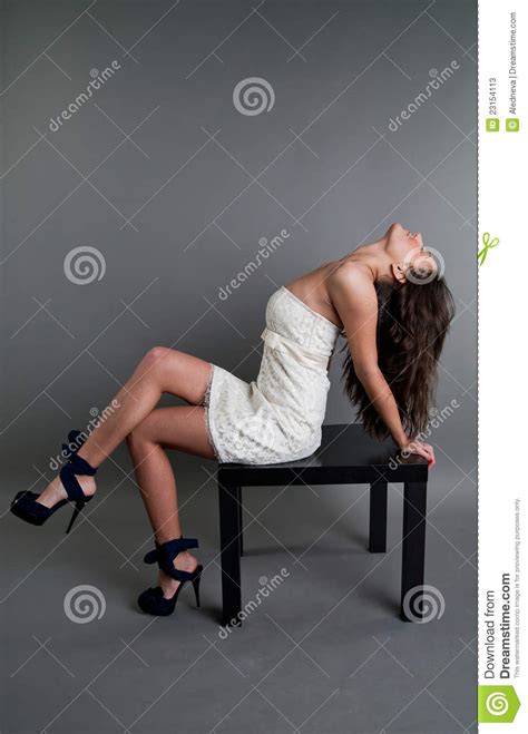 Brunette Hermoso En Un Perfil En Una Alineada Imagen De Archivo