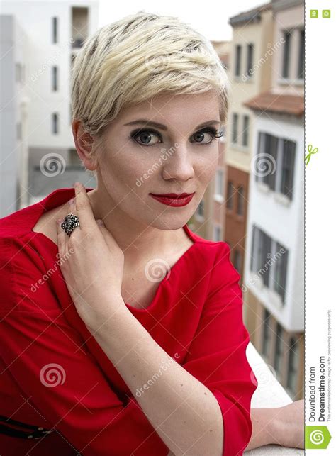 Blonde Sexuelle De Femme Dans La Robe Rouge Renivellement De Mode Image stock Image du élégant
