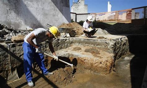 Arqueólogos estudam a construção dos Arcos da Lapa - Jornal O Globo