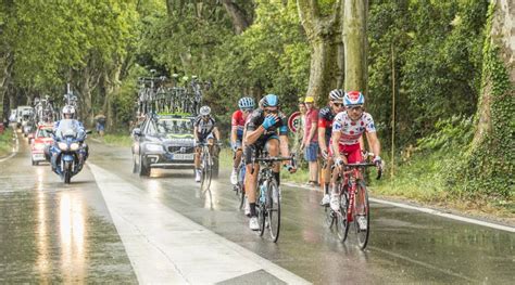 Groep Fietsers Op Col Du Grand Colombier Ronde Van Frankrijk