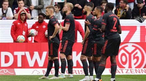 Bayern Munich Suffer Shock 3 1 Loss At Mainz To Leave Bundesliga Title