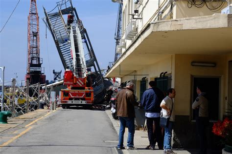 Lincidente Al Porto Di Genova Foto Il Post