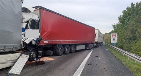 A In Richtung Karlsruhe Nach Unfall Mit Mehreren Lkw Voll Gesperrt